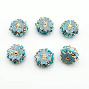 Blauwe vijfbladige harskraaltjes met gouden rand en parels voor DIY sieraden en pennen.