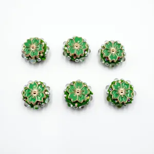 Groene vijfbladige bloem harskraal met gouden rand en strass voor knutselaccessoires.