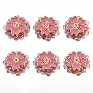 Roze vijfbladige bloem hars kraal detail, goud omrinde decoratieve bedel voor knutselen.
