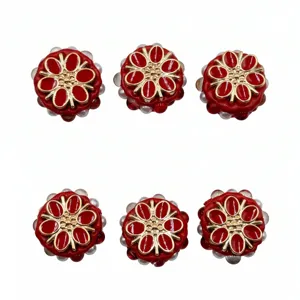 Vue détaillée de perles de fleurs en résine rouge de 22 mm avec bordure dorée bijoux.