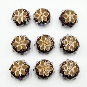 Vue détaillée de perles de fleurs en résine 22mm, breloques de bijoux DIY marron or.