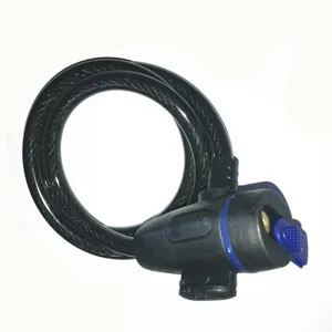 Gros plan detaille du verrou de cable de velo noir montrant le mecanisme de verrouillage.