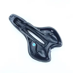 Détail du fond de selle de vélo ergonomique, design creux respirant avec rails solides.