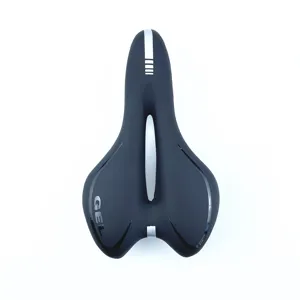 Gros plan détail de selle de vélo ergonomique, assise noire en gel avec découpe centrale.