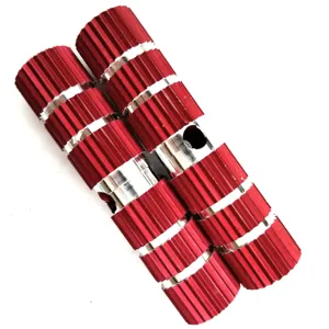 Nahaufnahme roter Aluminium Fahrrad-Stunt-Pegs, rutschfestes Rippendesign für Hinterachse.