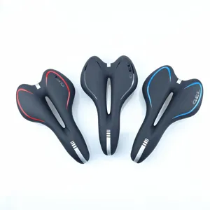 Vue détaillée d'une selle de vélo ergonomique et creuse avec coussin en gel souple.