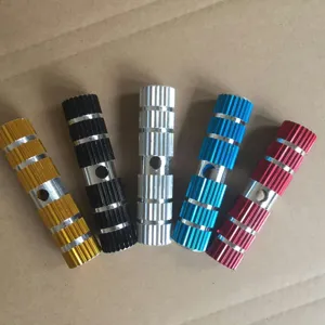 Nahaufnahme Detail von Aluminium Fahrrad Pegs mit Rändeltextur und verschiedenen Farben.