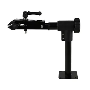 Primo piano dettaglio del morsetto supporto riparazione bici in metallo nero solido.