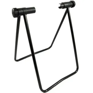 Detail van de zwarte metalen fietsenstandaard met een stabiele A-frame constructie