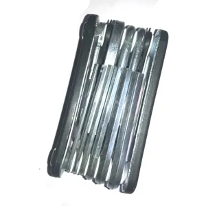 Detail van opvouwbare fiets multitool met metalen inbussleutels en compacte constructie