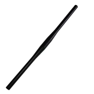 Gros plan de guidon de vélo en aluminium noir mat montrant un design droit et lisse.