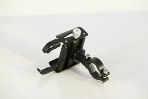 Supporto telefono moto bici in alluminio dettaglio, staffa di navigazione manubrio robusta.