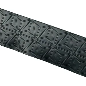 Detailansicht des Fahrradlenkerbands mit rutschfester geometrischer Textur für festen Halt.