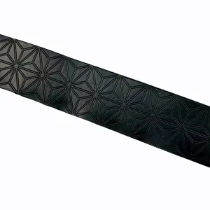 Detailansicht von schwarzem Silikon Fahrradlenkerband mit traditionellem geometrischem Sternmuster.