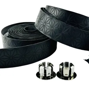 Detailansicht schwarzes Fahrrad Lenkerband mit geometrischem Muster und verchromten Endstopfen.