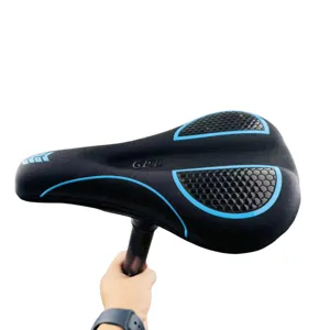 Vue détaillée de la housse de selle de vélo en gel épaissé avec un design alvéolé.