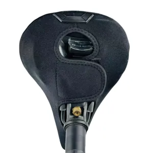 Housse de selle de vélo en silicone noir épais avec découpe respirante et sangle velcro.
