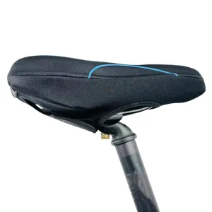 Vue détaillée de la housse de selle de vélo noire avec ligne bleue, coussin en gel.