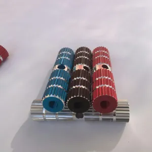 Nahaufnahme Detailaufnahme von bunten Aluminium Fahrradstufen mit rillen, Hinterachse.
