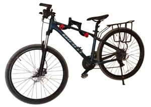 Mountain bike blu scuro con sospensione anteriore, freni a disco e robusto portapacchi posteriore.