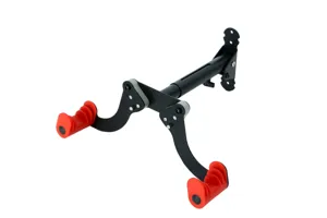 Dettaglio del supporto da parete regolabile per bici con braccio in metallo nero e culla in gomma.