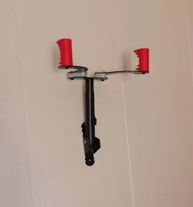 Vista dettagliata del supporto a parete regolabile per bici con doppi ganci resistenti.