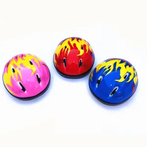 Détail de casque de vélo enfant motif flammes, ouvertures de ventilation, équipement de sécurité