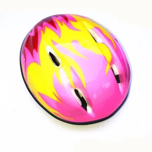 Vue détaillée du casque coloré pour enfants motif flamme, gros plan de protection.