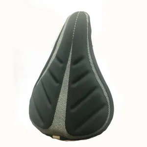 Détail de housse de selle de vélo en silicone noire, coussin de VTT confortable.