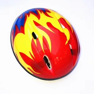 Détail de casque de protection enfant avec design graphique flamme colorée et trous d'aération.