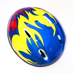 Casque de securite pour enfants detail, motif de flamme coloree et aeration optimale.