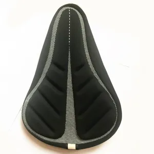 Vue détaillée de la housse de coussin de siège de vélo noire avec rainure ergonomique.