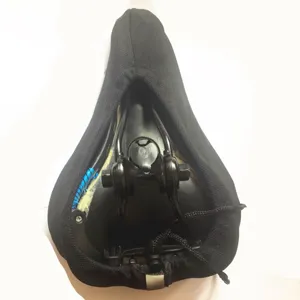 Vue de dessous detaillee d une housse de selle de velo noire avec rails de fixation et cordon.