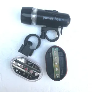 Kit eclairage velo avant et arriere avec LED, supports de fixation et compartiment a piles.