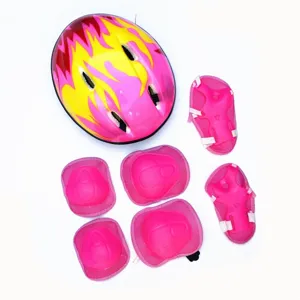 Ensemble de protection enfant casque rose flamme et genouillères coudières pour skate velo.
