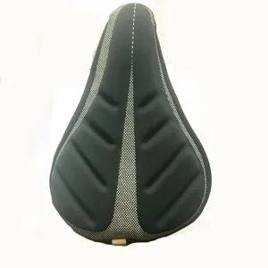 Détail de housse de selle en silicone pour vélo, design ergonomique et canal aéré.