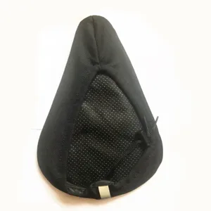 Gros plan détaillé de la housse de selle de vélo noire avec maille respirante.