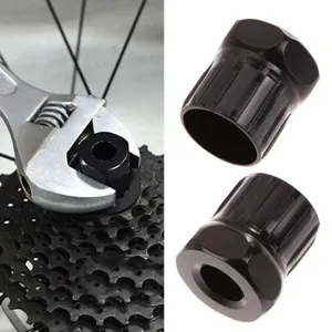 Détail de l'outil de démontage de cassette de vélo, extracteur de roue libre en acier noir.