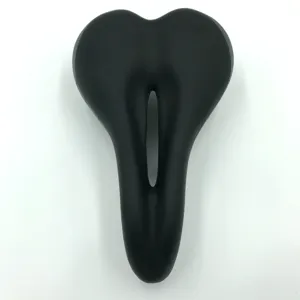 Zwarte fietszadel detailweergave met ergonomische middenuitsparing voor comfortabel rijden.