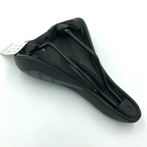 Gedetailleerde weergave van de onderkant van een zwarte fietszadel met metalen rails.