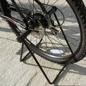 Stevige zwarte fietsenstandaard voor mountainbike achterwiel, ideaal voor opslag en reparatie.