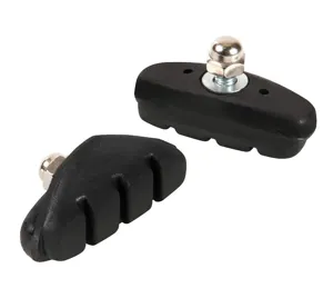 Gros plan de patins de frein V-brake, blocs en caoutchouc noir avec vis métalliques pour VTT.