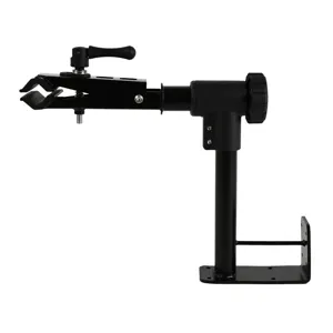 Dettaglio del supporto per riparazione bici, staffa di montaggio a parete in metallo.