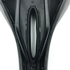 Onderste detailweergave van zwart fietszadel met metalen rails en ergonomische ventilatie.