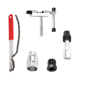 Vue détaillée d'outils de réparation de vélo, fouet de chaîne et dérive-chaîne gros plan.