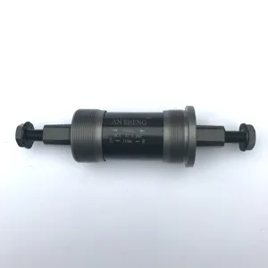 Eje pedalier cuadrado sellado para bicicleta vista detallada con eje de 113mm y estructura metálica.