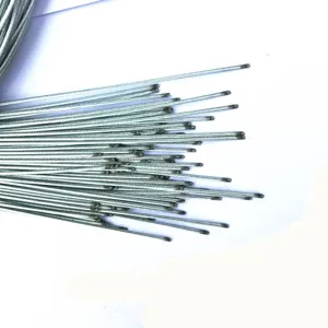 Gros plan detail des cables internes de frein et de vitesse de velo, fil en acier galvanise.