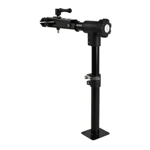 Primo piano dettagliato del morsetto del supporto per riparazione bicicletta nero.