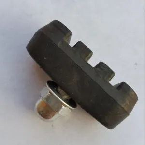 Détail de patin de frein V-brake, bloc en caoutchouc durable avec boulon en métal.