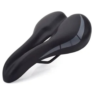 Ergonomisch zwart fietszadel met hol midden en grijze strepen voor comfortabel mountainbike hoofd.